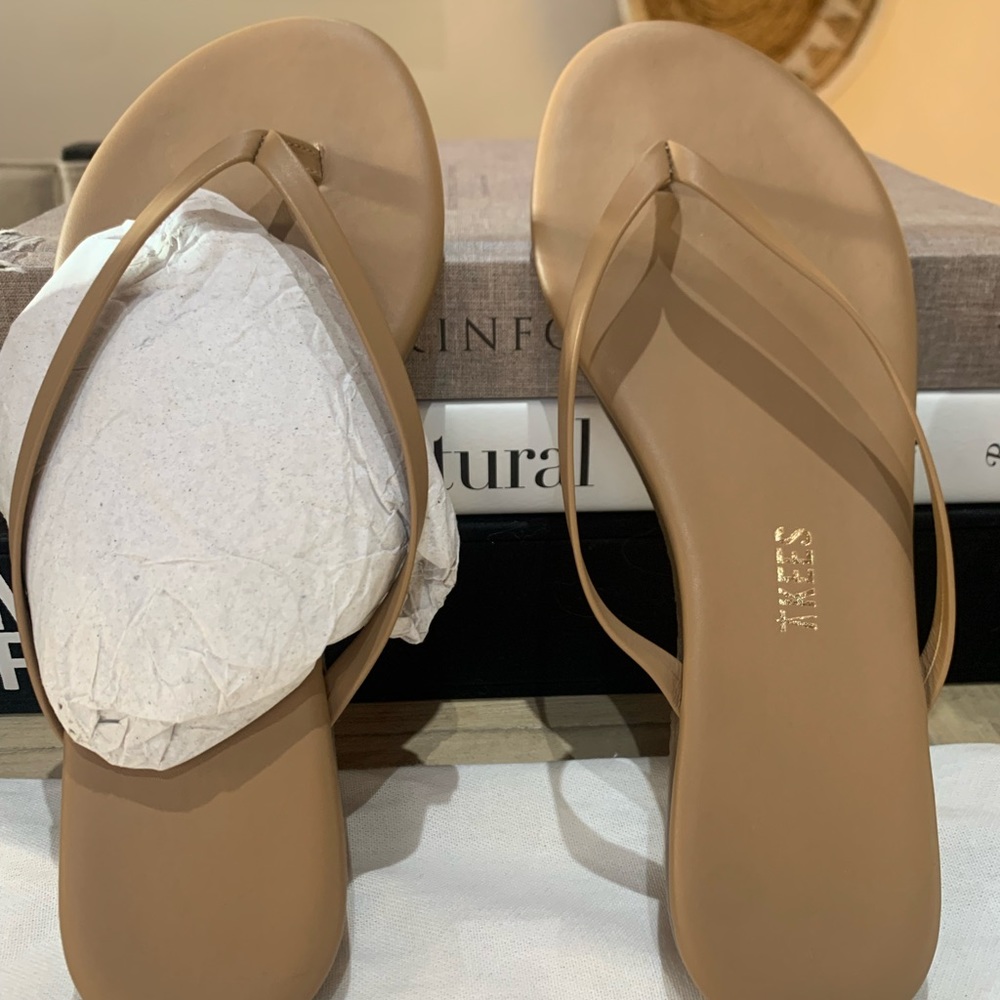 NWT. TKEES. Size 6